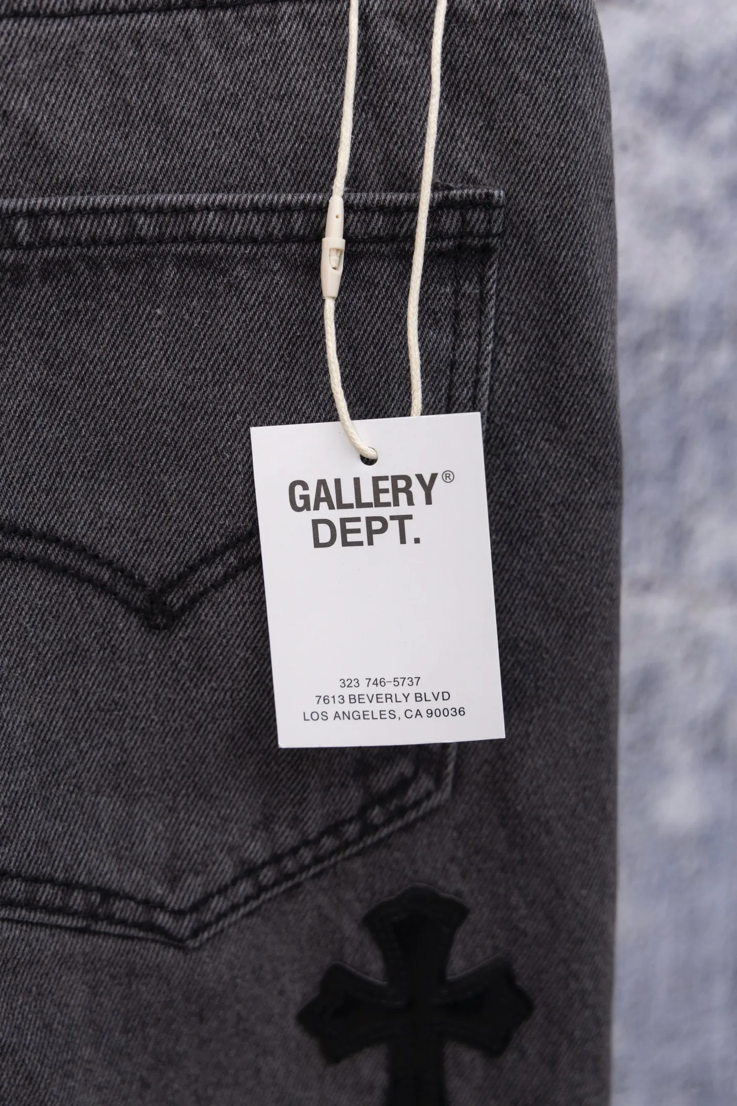 💰270 GALLERY DEPT. Vintage multi-leather splicing cross loose washed flared jeans to truly restore the ultimate texture of Vintage. Original hardware accessories, washed and other elevators, QR code analysis are all purchased from the original factory, high degree of restoration, you are welcome to compare the products~ Three-dimensional version Loose and comfortable, not picky about the figure, taller and slimmer, factory Seiko, original factory quality control, same style for men and women, can be matched with couples, versatile recommendation, must-have jeans for all seasons Size: 28-30-32-34 Color: blue gray